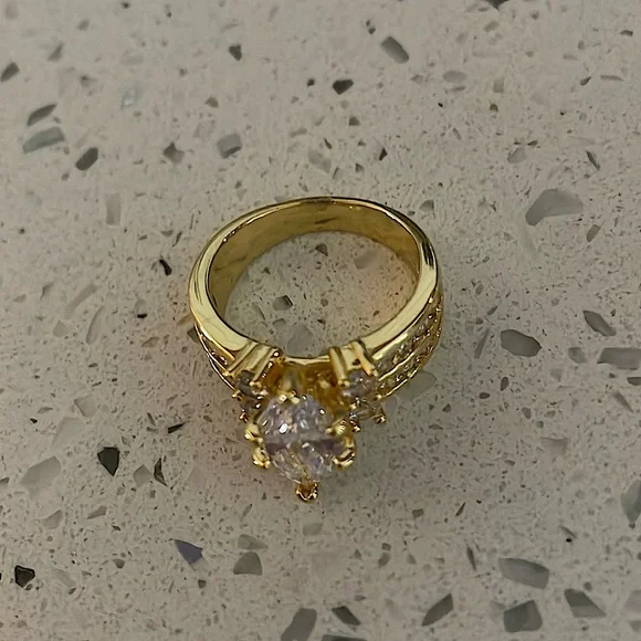 Gorgeous multi carat gold plated faux diamond ring wms sz 8 3/4 ish - Picture 11 of 13